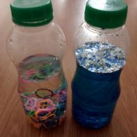 Botellas sensoriales gomas y purpurina