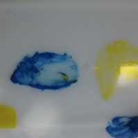 Pintura sobre hielo azul y amarilla 1