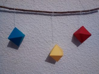 Móviles Montessori. Móvil de Octaedros DIY « Happy Mama