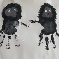 Gorila pintado con manos