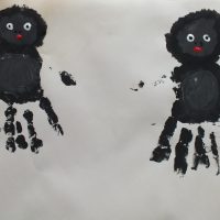 Gorila pintado con manos 2