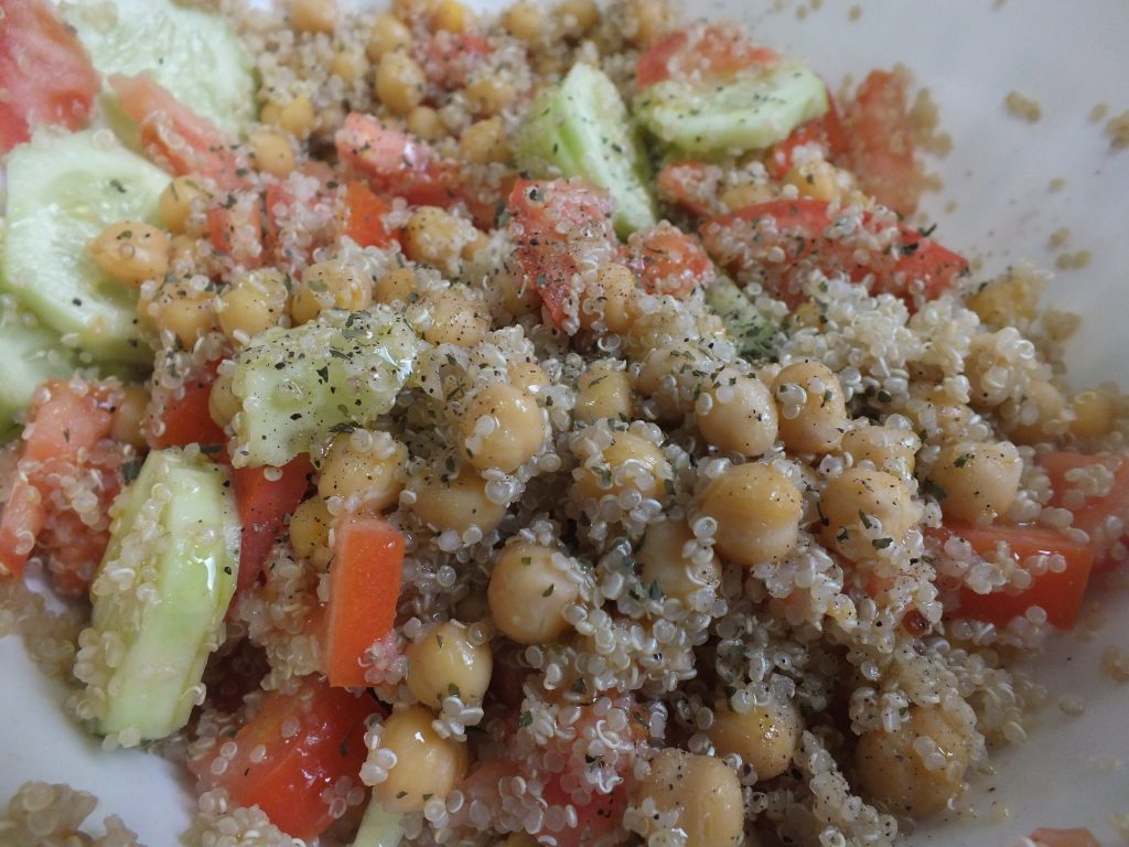 Receta de ensalada de quinoa y garbanzos preparada por los peques « Happy Mama